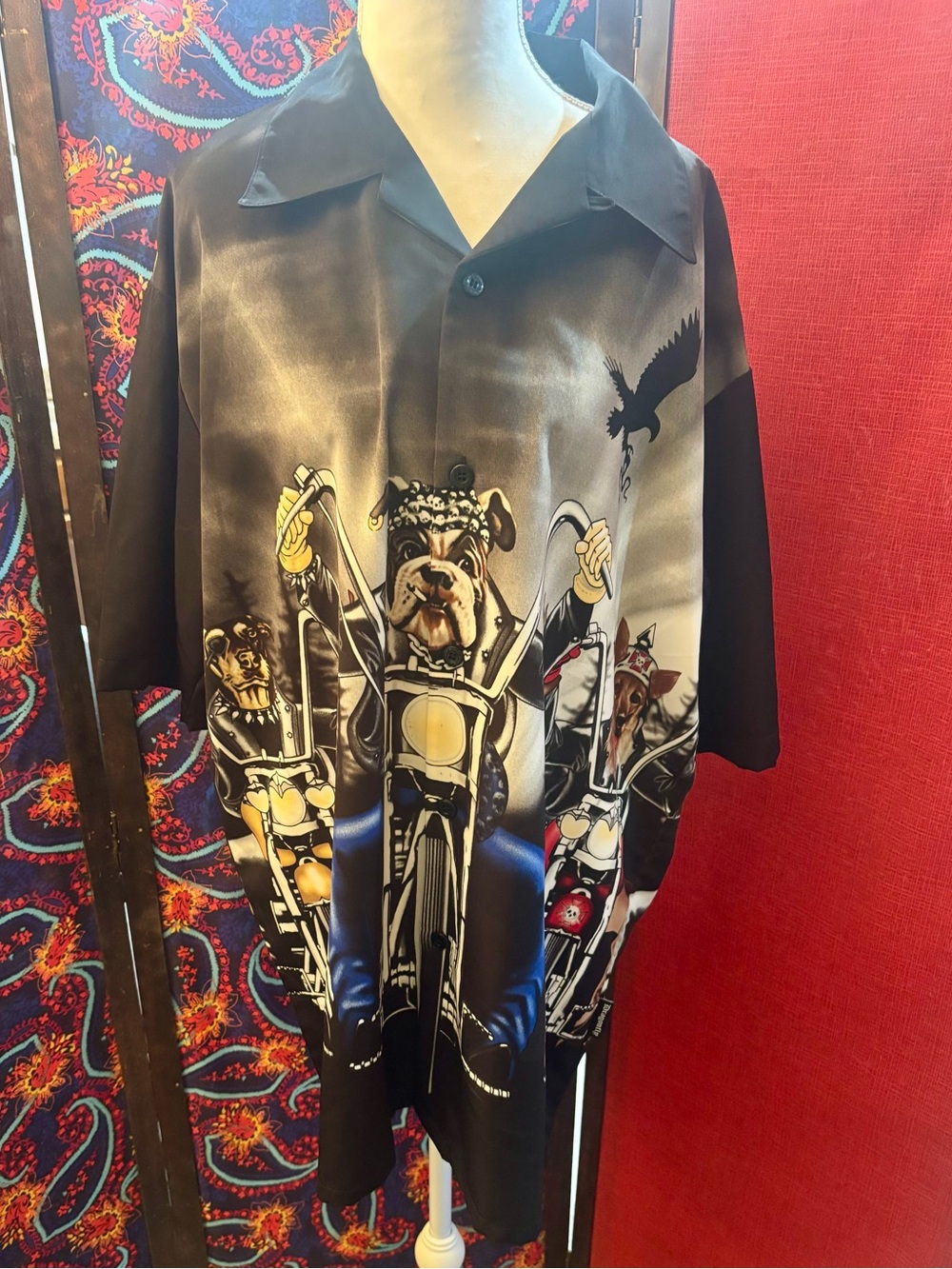 Men's/or women’s black short sleeve
button down shirt w/motorcycle dogs